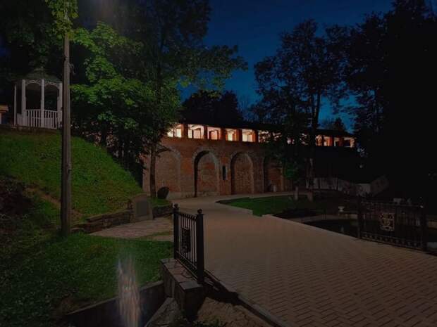 В "Лопатинском саду" установили подсветку крепостной стены