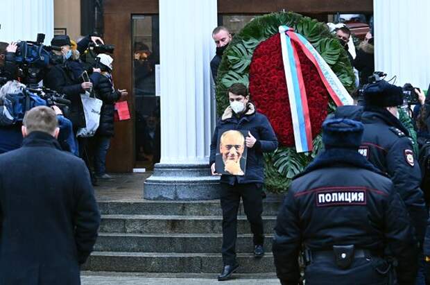 После церемонии прощания с Валентином Гафтом в московском театре «Современник».