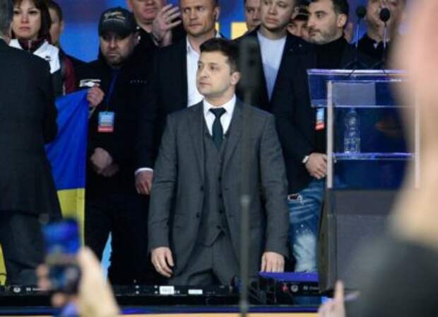 «Как ребенок у могилы»: украинцы хотят поставить Зеленского на колени