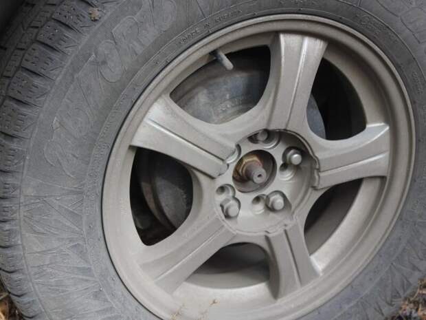 Водитель тяжело пострадал при взрыве колеса во время подкачки