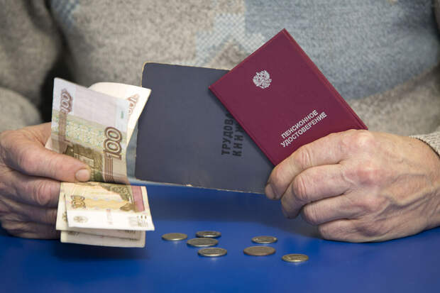 Средний размер пенсий у женщин в России на 221 рубль больше, чем у мужчин