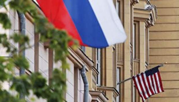 Государственные флаги России и США. Архивное фото