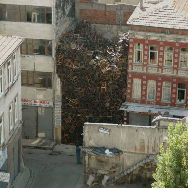 Свалка стульев.