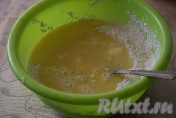Сливочное масло, соль и сахар должны раствориться в горячей воде. Добавляем масляную смесь к муке и замешиваем тесто, вначале ложкой, а затем - руками. 