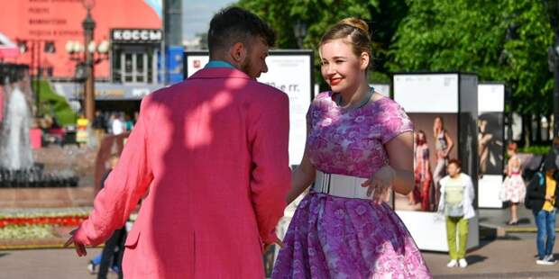 Атмосфера предыдущих эпох: в московских парках начался фестиваль «Модная столица»