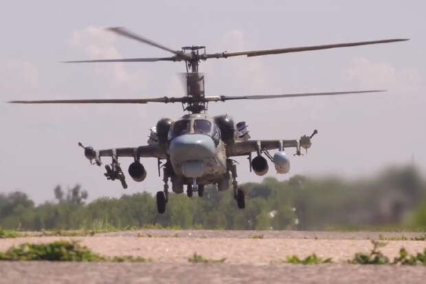 Экипаж вертолета Ка-52М ВКС России успешно поразил подразделения ВСУ в зоне проведения СВО