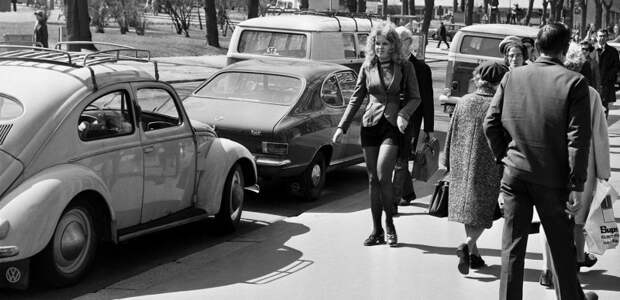 Немножко стиля GIRLS & CARS.Вместе с этой очаровательной финской девушкой, которой сейчас минимум 60, мы видим Opel Kadett B Coupé F, VW Käfer Ovali и парочку VW Transporter T2. авто, автомобили, олдтаймер, ретро авто, ретро фото, старые автомомбили, финляндия