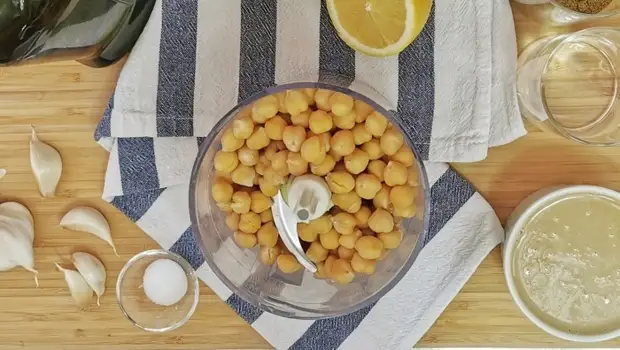 Хумус с бастурмой, запеченный в духовке