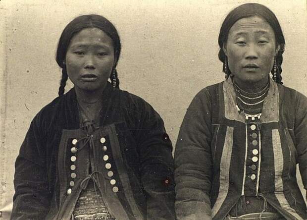 Портрет женщин. Неизвестный автор, 1885-1899 год, Якутская обл., Кунсткамера.