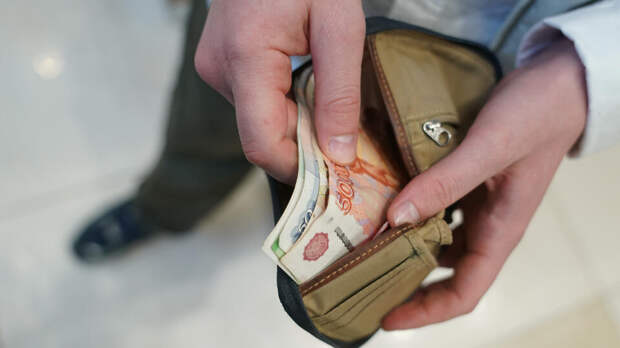 Эксперт предупредила о скрытых комиссиях при снятии наличных с кредиток