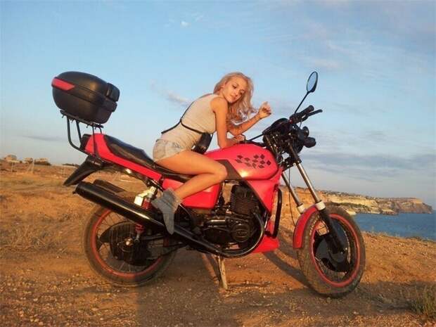 До чего ж мотоцикл украшает девушку!