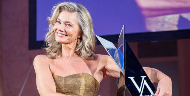 Супермодель примерила на камеру бикини в честь 61-летия и удивила фанатов