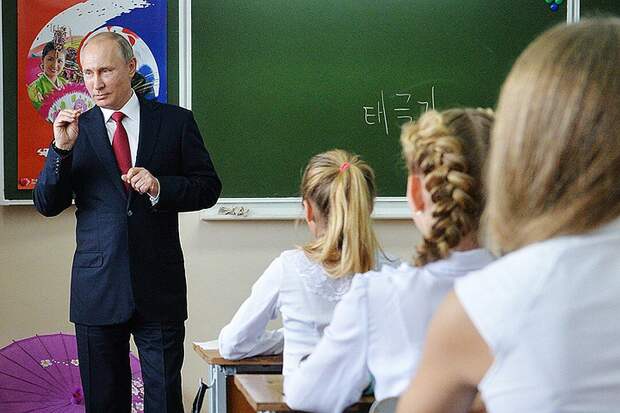 Путин в школе. Фото из открытых источников