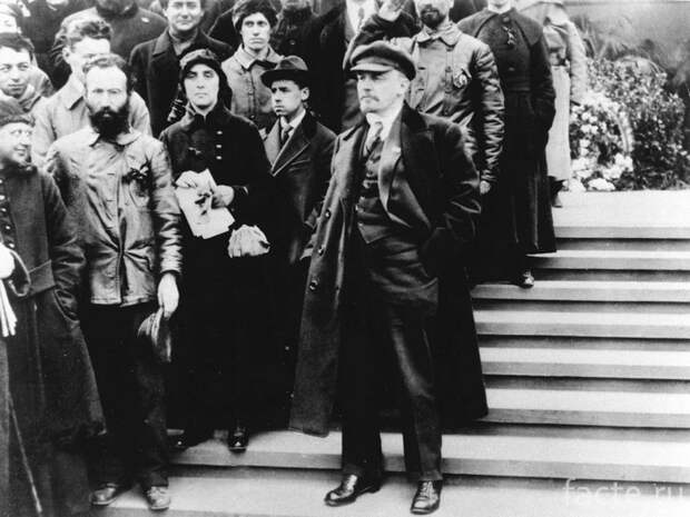 Ленин на ступенях