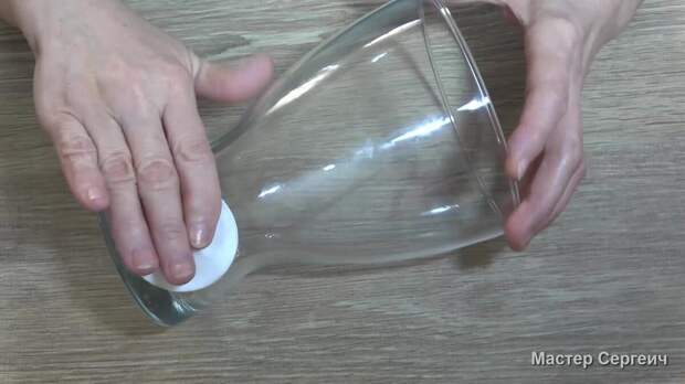 Из обычной стеклянной вазы сделали "фарфоровую"