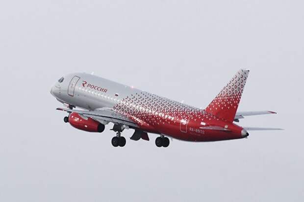 Самолет SJ-100 совершил аварийную посадку из-за оказа газовой турбины