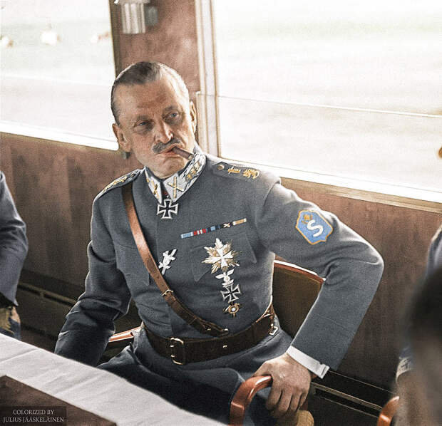 Изображение: Юлиус Яскеляйнен Карл Густав Эмиль Маннергейм курит сигару во время железнодорожной конференции во время визита в Германию в 1942 году (в связи с так называемой Войной-продолжением 1941-1944 годов).