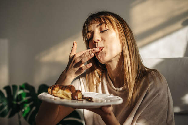 Врач Тарасова: риск деменции возрастает на 30%, если 20% рациона занимают сладости