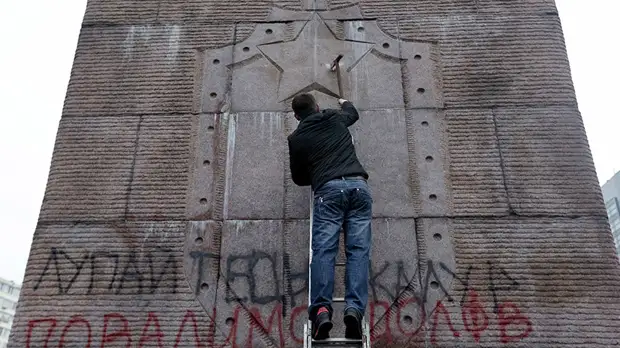 «Демонстративный вандализм»: как на Украине борются с советским наследием