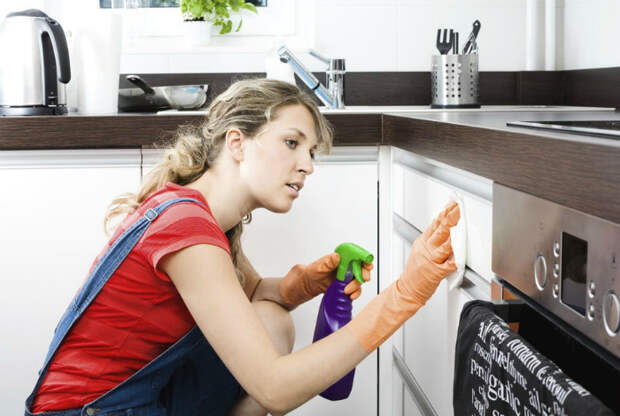 Мытье кухонных шкафчиков. | Фото: KitchenGuide.