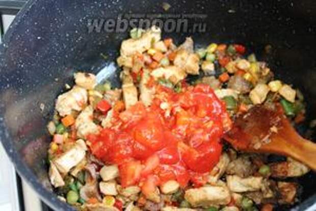 Заправить томатной заправкой мясо с овощами, тушить ещё 10 минут.