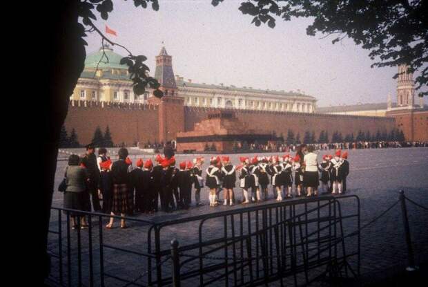 Пионеры на Красной площади готовятся к параду на Первое мая, 1980 год. история, ретро, фото