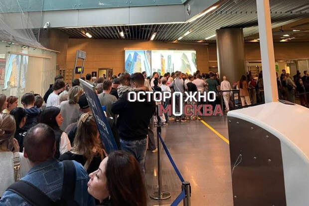 "Осторожно, Москва": во Внуково пассажиры более 12 часов ждут рейса в Анталию