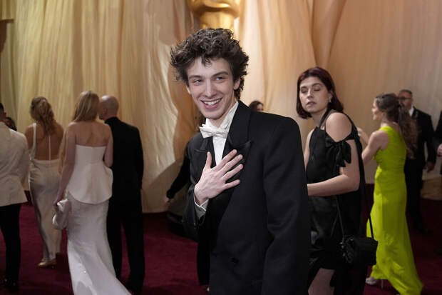 Актер Эйдельштейн заверил, что сериал "Мистер и миссис Смит" не отменили