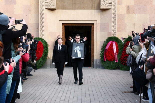 Церемония прощания с кинорежиссером Тиграном Кеосаяном в Москве / Фото: Сергей Карпухин, Сергей Булкин / ТАСС