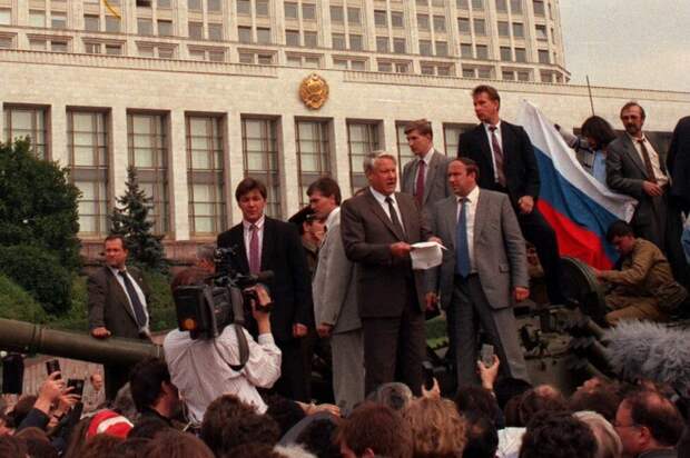 Ельцин   на  танке  в  августе  1991  года.  Фото  из  открытых  источников.