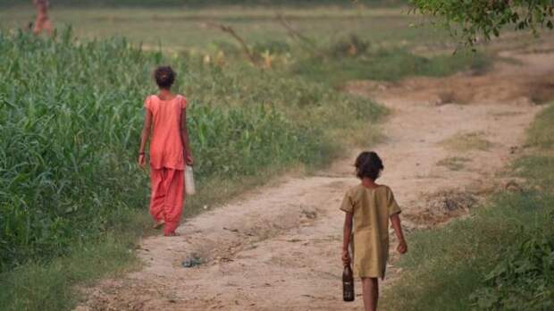 дети в поле в штате Уттар Прадеш