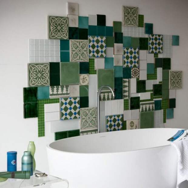 Просторная ванная комната в минималистском стиле с яркой настенной композицией необычной формы.