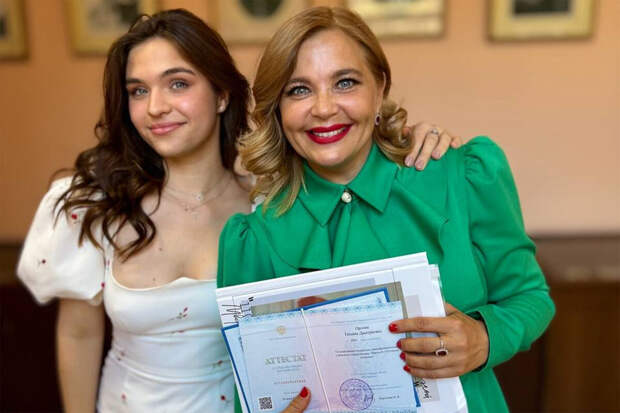 Актриса Ирина Пегова показала фото с выпускного дочери