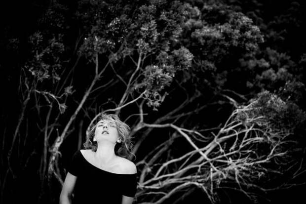 Скандальные снимки женщин. Фотограф Альберт Поцей запечатлел девушек в момент оргазма. 