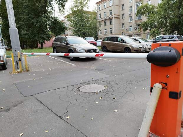 На Сергея Эйзенштейна временно закроется парковка со шлагбаумом