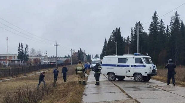 Оцепление вокруг школы в посёлке Сарс Пермского края, где ученик шестого класса открыл огонь из «Сайги» 