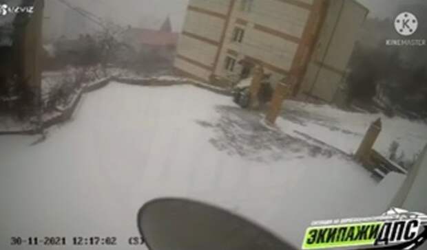 Кувырком с сопки: во Владивостоке из-за снегопада перевернулся грузовик — видео
