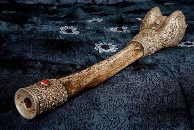 Музыкальный инструмент канглинг. Тибетская флейта ганлин. Дудка ганлин. Ганлин музыкальный инструмент. Музыкальный инструмент Тибета канглинг.