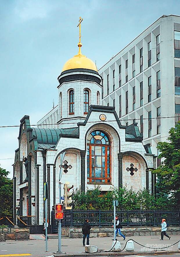 Храм Казанской иконы Божьей Матери на Калужской площади восстановили в 2000 году