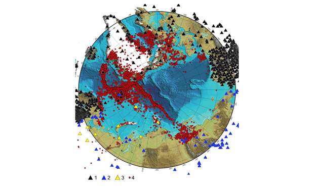 Расположение стационарных сейсмических станций в Арктике. Черные треугольники — зарубежные станции, желтые и синии — российские.