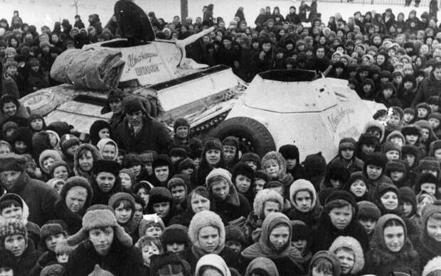 Ученики школы №19 г. Горького у колонны «Автозаводский школьник». Горький. 43.jpg Ученики школы №19 г. Горького у колонны «Автозаводский школьник». Горький. 43.jpg