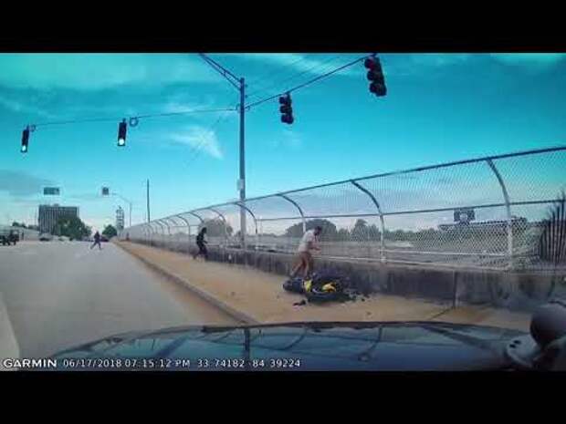Мотоциклист улетел с моста (+видео)
