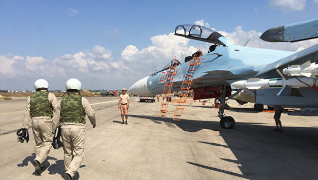 Российские летчики готовятся к посадке в истребитель Су-30 перед вылетом с аэродрома Хмеймим в Сирии. 5 октября 2015 Российские летчики готовятся к посадке в истребитель Су-30 перед вылетом с аэродрома Хмеймим в Сирии. 5 октября 2015