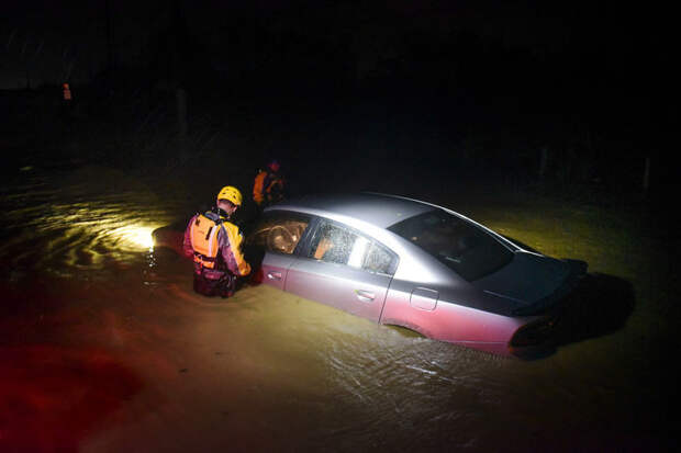 Спасатели обследуют затопленную машину в городе Фахардо, Пуэрто-Рико Центральная Америка, ирма, катастрофа, разрушения, стихийное бедствие, стихия, ураган, флорида