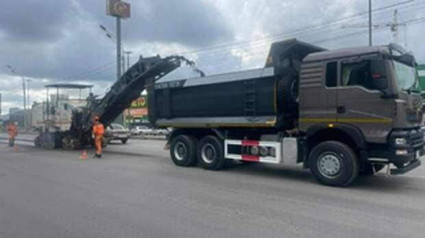 Ремонт дороги / Фото: Telegram-канал администрации Барнаула