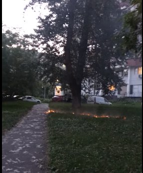 От окурка в Лефортове образовалась «огненная дорожка»