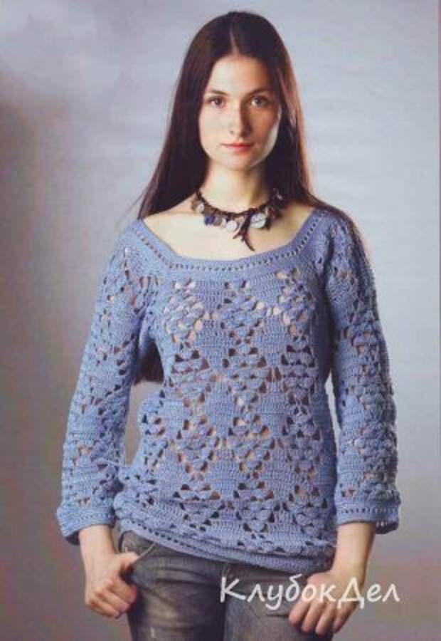 Голубой ажурный пуловер с узором из ромбов