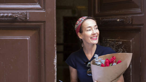 Россиян предупредили о схеме мошенников с доставкой цветов от «поклонника»