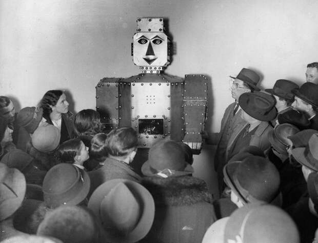18. Покупатели лондонского универмага Selfridge слушают гадательного робота в 1934 году жизнь, исторические фото, история, прошлое, фото