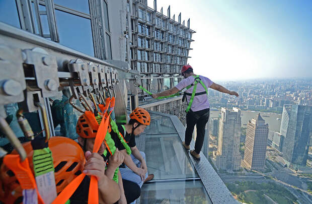 Прогулочно-смотровая  на 88-м этаже Башни Цзинь Мао в Шанхае